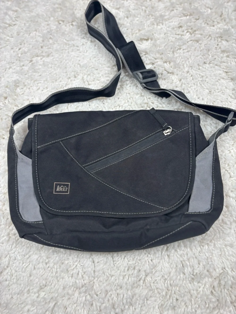 REI Messenger Laptop Bag Gray Black Crossbody Shoulder Travel Organizer EUC